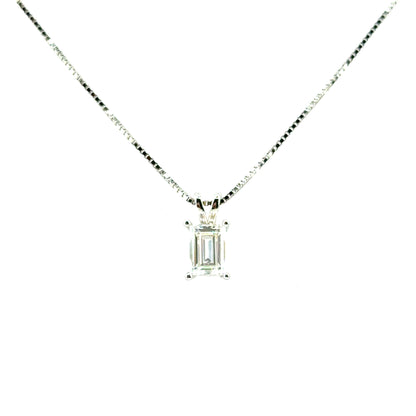 Collar Solitario (corte esmeralda) de Moissanita en Plata
